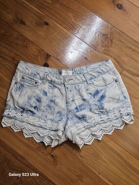 No Boundaries Blue & White Tie-Dye Lace-Trim Denim Shorts